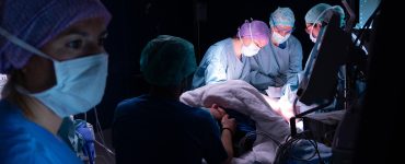 Première suisse et européenne à l’Hôpital du Valais : un bébé est né après transposition utérine