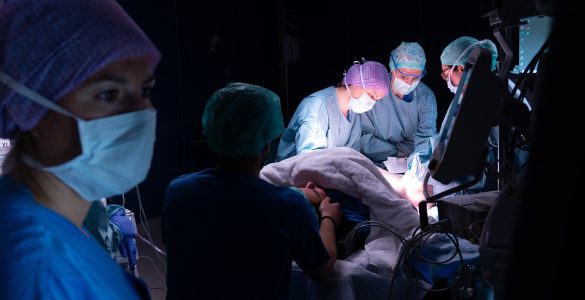 Première suisse et européenne à l’Hôpital du Valais : un bébé est né après transposition utérine