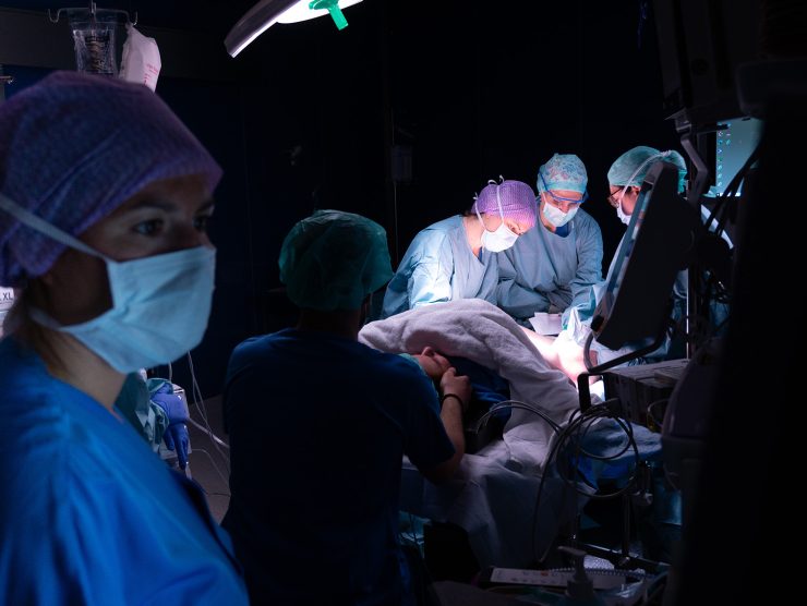 Première suisse et européenne à l’Hôpital du Valais : un bébé est né après transposition utérine
