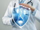 médecin montrant vessie